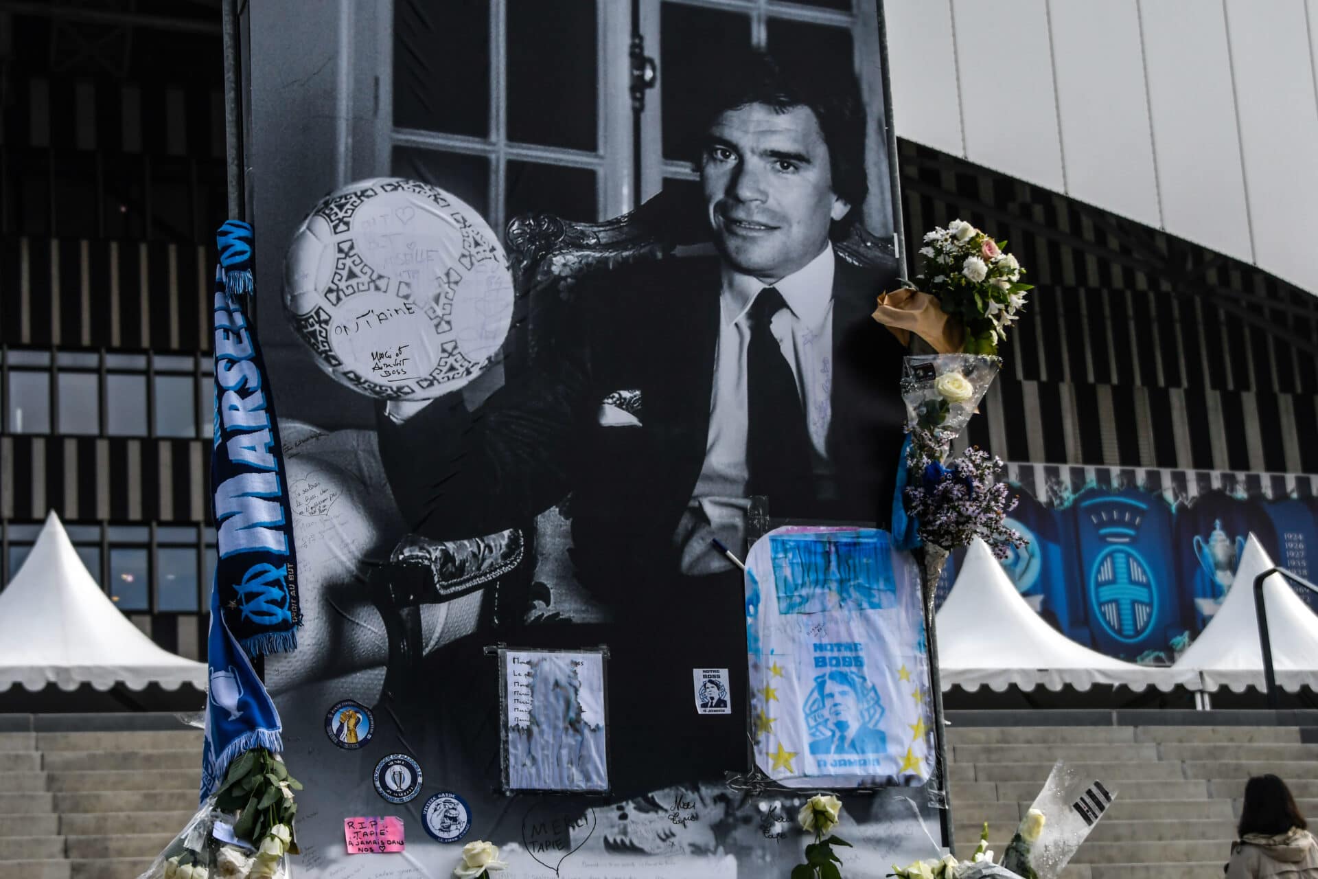 Bernard Tapie, président de l'Olympique de Marseille, assiste le 08... News Photo - Getty Images