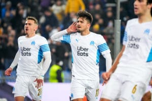 Cengiz Ünder et Valentin Rongier qui célèbrent un but de l'OM contre le FC Bâle en Ligue Europa Conférence.