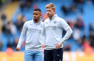 Kevin De Bruyne et Gabriel Jesus, les joueurs de Manchester City, à l'échauffement avant un match de Premier League contre Liverpool.