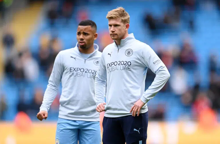 Kevin De Bruyne et Gabriel Jesus, les joueurs de Manchester City, à l'échauffement avant un match de Premier League contre Liverpool.