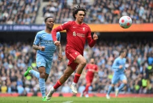 Trent Alexander-Arnold et Raheem Sterling lors d'un match entre Liverpool et Manchester City.
