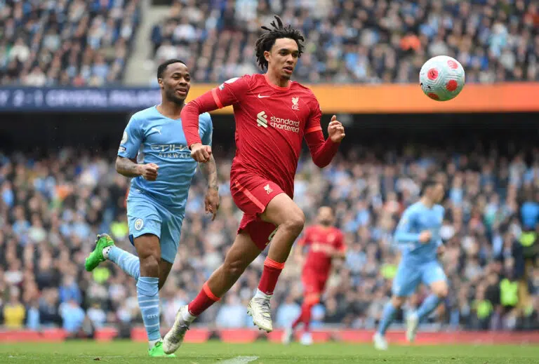 Trent Alexander-Arnold et Raheem Sterling lors d'un match entre Liverpool et Manchester City.