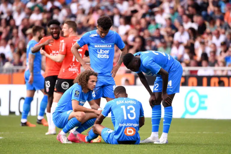 Cédric Bakambu, blessé lors du match entre l'OM et Lorient en Ligue 1 et remplacé par Jorge Sampaoli.