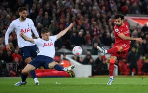Mohamed Salah et Ben Davies lors du match entre Liverpool et Tottenham, en Premier League.