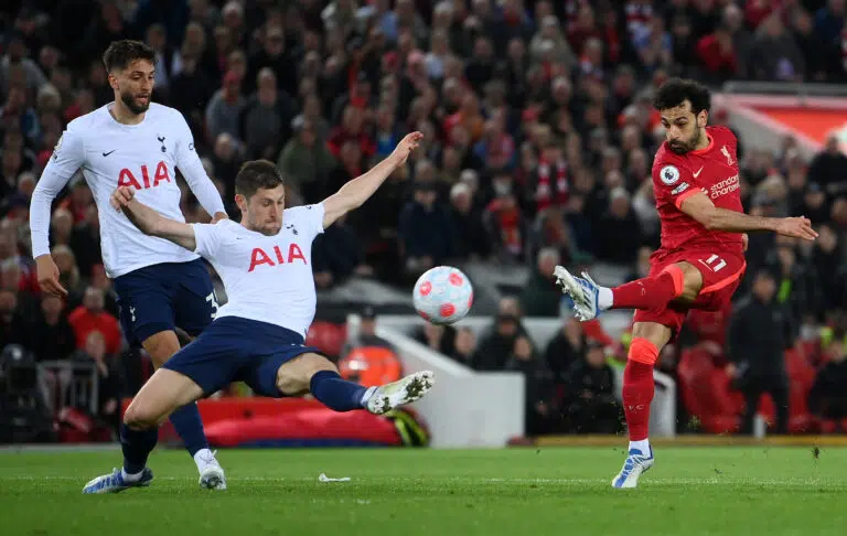 Mohamed Salah et Ben Davies lors du match entre Liverpool et Tottenham, en Premier League.