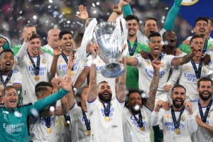 Karim Benzema et les joueurs du Real Madrid soulèvent le trophée de la Ligue des champions.