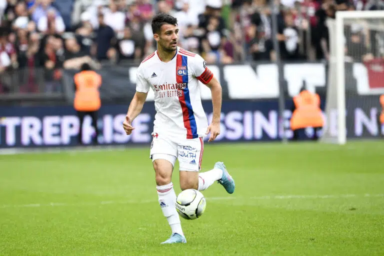 Mercato : Léo Dubois intéresse un club de Premier League ? Dubois