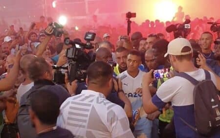 Alexis Sanchez lors de son arrivée à l'aéroport de Marseille avant de signer à l'OM.