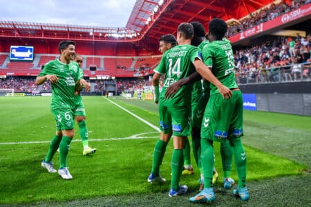 Les joueurs de l'ASSE qui célèbrent un but en Ligue 2.
