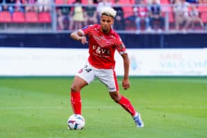 Allan Linguet sous le maillot de Valenciennes lors d'un match de Ligue 2.
