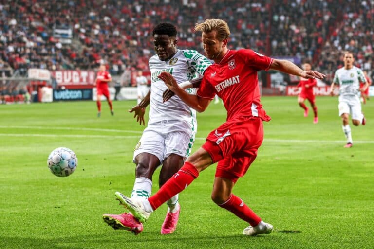 Nathaniel Ajdei (en blanc) est suivi par le FC Lorient.