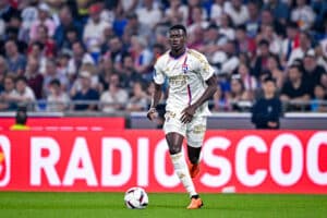 Mamadou Sarr, avec le maillot de l'Olympique Lyonnais.