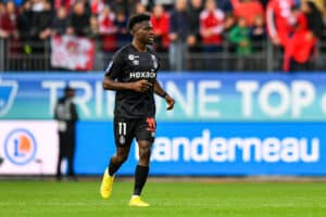 Nathanaël Mbuku avec le maillot du Stade de Reims en octobre 2022.