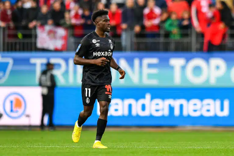 Nathanaël Mbuku avec le maillot du Stade de Reims en octobre 2022.