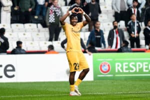 Faris Moumbagna, avec le maillot de Bodo Glimt, va signer à l'OM.