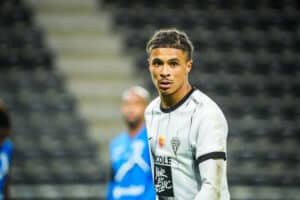 Jean-Mattéo Bahoya signe à Francfort.