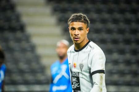 Jean-Mattéo Bahoya signe à Francfort.