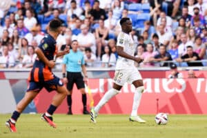 Sinaly Diomandé avec le maillot de l'OL.