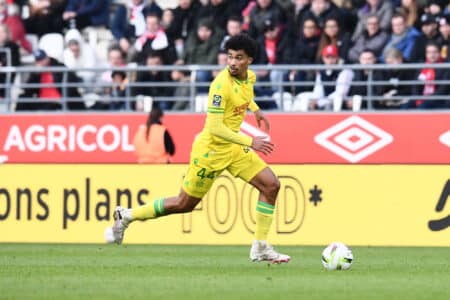 Nathan Zézé avec le maillot du FC Nantes.
