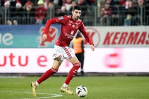 Pierre Lees-Melou restera à Brest cet hiver, a annoncé Grégory Lorenzi, le directeur sportif de Brest.