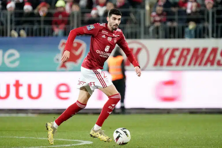 Mercato Brest – Grégory Lorenzi bloque le départ de Pierre Lees-Melou ! Pierre Lees-Melou restera à Brest cet hiver, a annoncé Grégory Lorenzi, le directeur sportif de Brest.