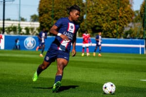 Noha Lemina avec le maillot du PSG.
