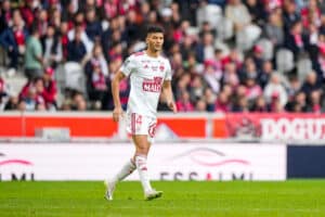 Achraf Dari avec le maillot du Stade Brestois.