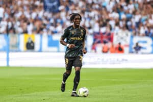 Josh Wilson-Esbrand avec la tunique du Stade de Reims.