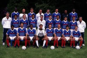 Thierry Henry (deuxième ligne, le troisième en partant de la gauche) se remémore de ses débuts à Clairefontaine.