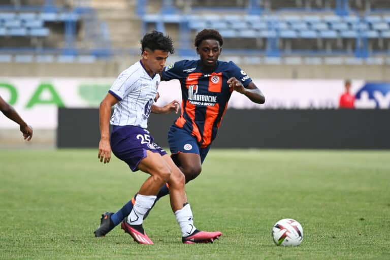 Edhy Zuliani (avec le maillot blanc) signe son premier contrat professionnel avec le Toulouse FC.