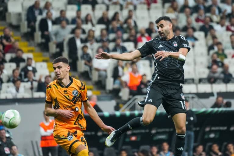 Mercato Reims : Une nouvelle piste en défense pour remplacer Yunis Abdelhamid ! Albian Hajdari (à gauche) est suivi par le Stade de Reims.
