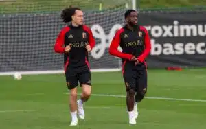 Deux joueurs de Ligue 1 sont convoqués avec la Belgique pour l'Euro : Arthur Theate (à gauche) et Orel Mangala (à droite).