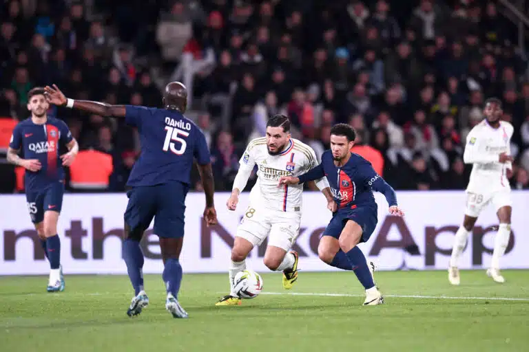 Le joueur de l'OL, Rayan Cherki, plaît au Paris Saint-Germain.