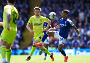 Omari Hutchinson (à droite) signe définitivement à Ipswich Town.