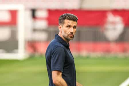Luka Elsner se dirige vers le Stade de Reims.