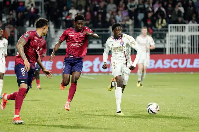 Mercato : Le FC Nantes veut Mahamadou Diawara ! Mahamadou Diawara (avec le maillot blanc) pourrait aller gratter du temps de jeu à Nantes.