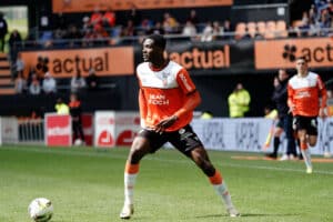 Nathaniel Adjei reste à Lorient, qui a levé son option d'achat.