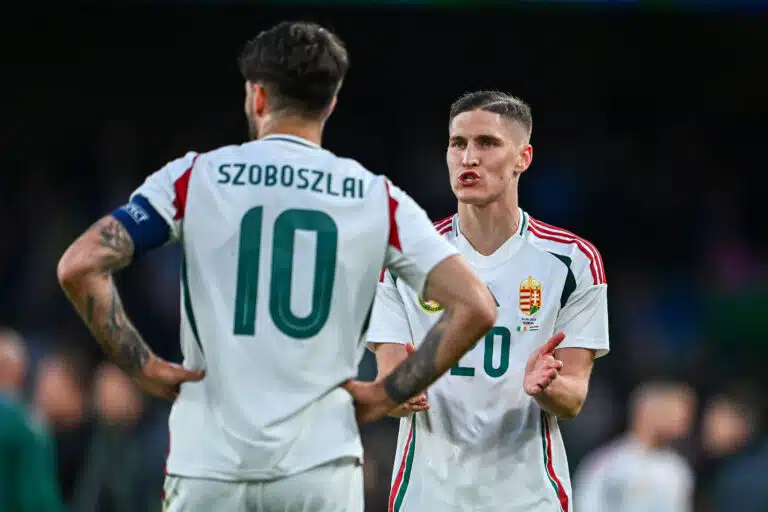Dominik Szoboszlai (de dos) et Roland Sallai sont titulaires dans le XI de la Hongrie face à la Suisse.