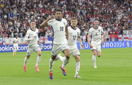 Jude Bellingham (le numéro 10) a offert la victoire à l'Angleterre contre la Serbie.