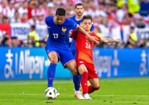 William Saliba lors du match entre la France et la Pologne.