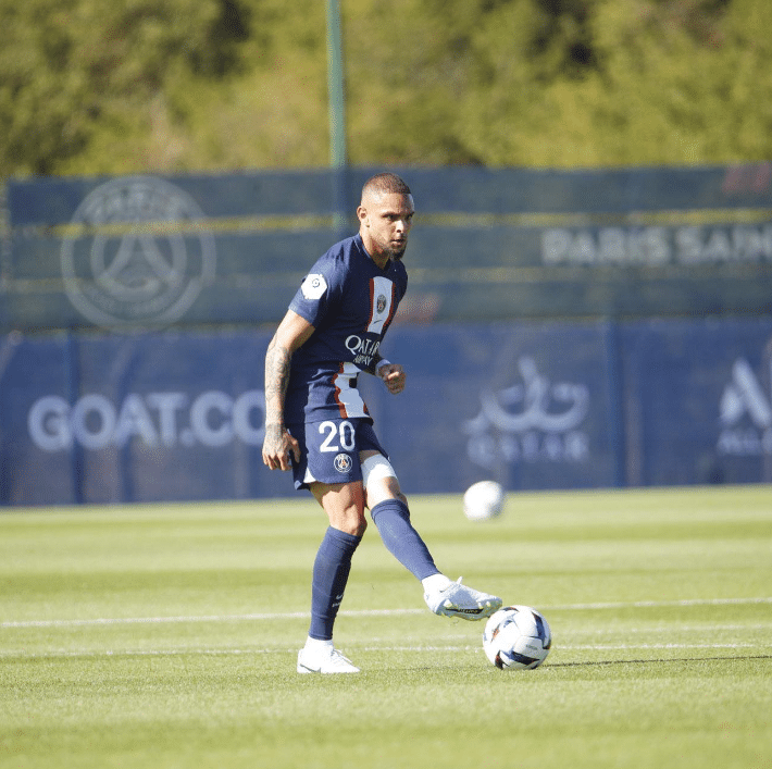 Layvin Kursawa : « En 2020, on m’a mal conseillé » Layvin Kursawa avec le maillot du Paris Saint-Germain. Photo : Instagram.