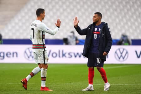 Cristiano Ronaldo et Kylian Mbappé, en octobre 2020, à l'occasion d'un match de groupes de la Ligue des Nations.