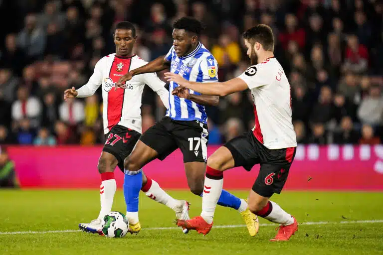 Mercato : La Lazio Rome annonce une troisième recrue estivale ! Fisayo Dele-Bashiru (au centre), avec le maillot de Sheffield United, rejoint la Lazio Rome.