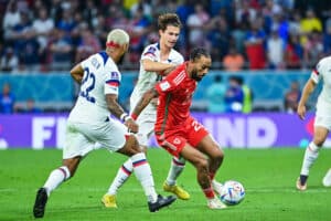 Présent avec le Pays de Galle, lors de la dernière Coupe du Monde au Qatar, Sorba Thomas (à gauche) va rejoindre Nantes.