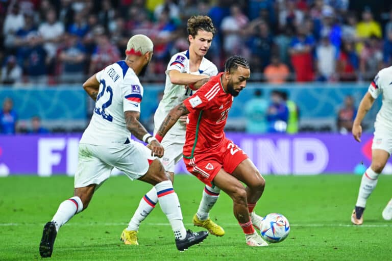 Mercato : Nantes proche de se faire prêter un international gallois ! Présent avec le Pays de Galle, lors de la dernière Coupe du Monde au Qatar, Sorba Thomas (à gauche) va rejoindre Nantes.
