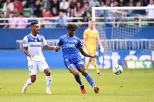 Abdoulaye Ndiaye (en bleu) serait sur le point de renforcer le Stade Brestois.