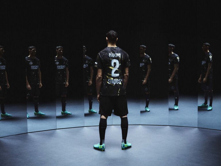 Le PSG dévoile un nouveau maillot avec Jordan Hakimi porte le nouveau maillot du PSG en collaboration avec Jordan