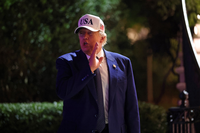Donald Trump remettra le trophée au vainqueur dimanche Donald Trump