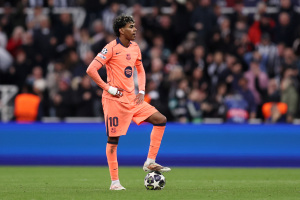Lamine Yamal, avec le FC Barcelone face à Newcastle en 2025/2026. L'espagnol porte le maillot extérieur orange 2025/2026 du Barça.